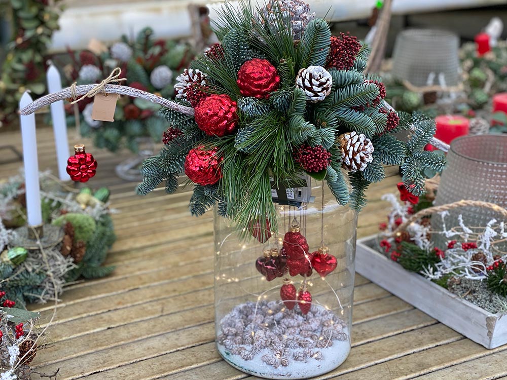 Glasbokaal-met-kerstkroon-en-verlichting
